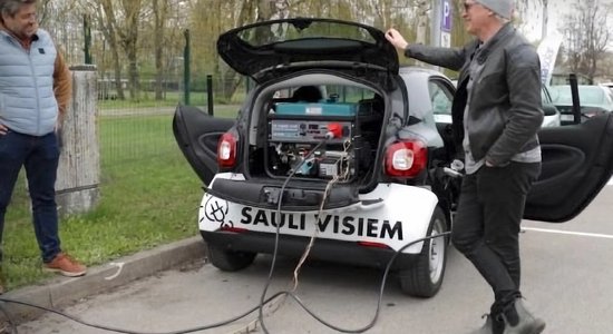Video: Timrots ar mazo 'Smart' elektroauto mēģina aizkulties līdz Liepājai