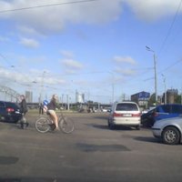 ВИДЕО: В центре Риги велосипедист едва не попал под колеса автомобиля
