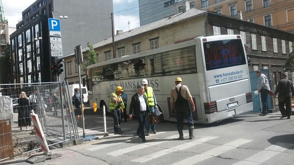 Baznīcas ielā ielūzis autobuss - 1