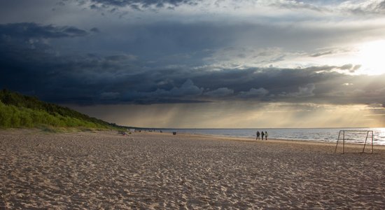 В воскресенье Латвию накроют дождевые облака, температура воздуха - до +18 градусов