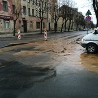 Foto: Lomonosova un Aiviekstes ielas krustojumā ūdensvada avārija; ierobežota satiksme