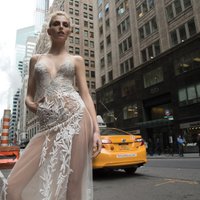 Karlīna Caune Ņujorkas ielās demonstrē pasaulē slavenas kāzu kleitas
