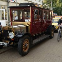 ФОТО: В Юрмале прошел ежегодный парад ретроавтомобилей