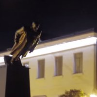 Video: Harkovā nogāzti vēl divi Ļeņina pieminekļi