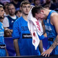 Dončičam 'triple double'; slovēņi rezultatīvā cīņā mača galotnē piekāpjas grieķiem