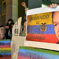 Asanžu izvarošanā apsūdzējusī zviedriete mudina valdību pastiprināt spiedienu pret Ekvadoru