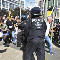 Berlīnē protestē pret Covid-19 noteiktajiem ierobežojumiem; policija izklīdina demonstrāciju