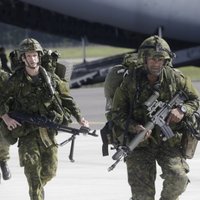 Trīs vīriešus tiesās par NATO karavīra piekaušanu Ventspilī