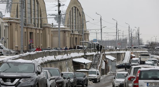 Sakņu paviljons turpina sapņot par jumtu – 'Rīgas nami' nevar atrast naudu