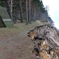 Foto: Sagāzti koki un zemes nogruvums – krietni nobrucis Jūrkalnes stāvkrasts