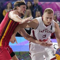 Latvijas 3x3 basketbolisti dominējoši sāk Parīzes olimpisko spēļu kvalifikāciju