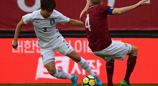 Foto: Latvijas futbola izlase pārbaudes mačā zaudē Dienvidkorejai