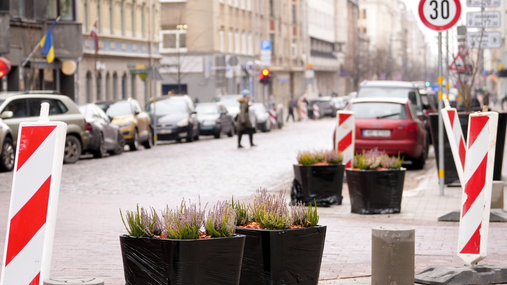 Plāno celt Rīgas autostāvvietu cenas un ierobežot elektroauto bezmaksas stāvēšanu pilsētas centrā