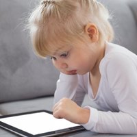 Cik ilgu laiku mazam bērnam var ļaut darboties ar planšeti vai viedtālruni