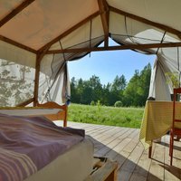 Дом на дереве, шатер, бочка и лодочный гараж. Пять необычных мест ночлега в Латвии