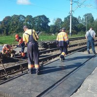 Nebrīdina par slēgto Skrīveru dzelzceļa pārbrauktuvi – aculiecinieks spiests nobraukt 25 liekus kilometrus