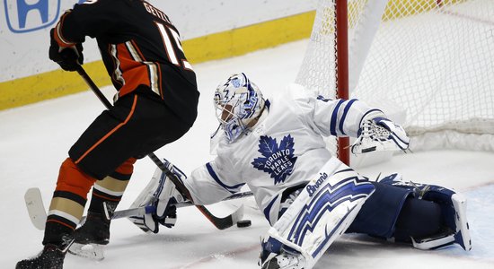 'Maple Leafs' uzvar pār 'Ducks' un pārņem vadību NHL kopvērtējumā