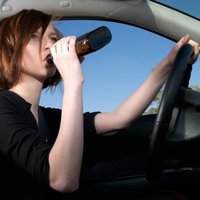 Īrijā daudzbērnu mātei no Latvijas par braukšanu dzērumā atņem autovadītāja tiesības