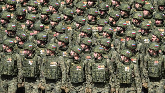 Vai Krievijas armijas mugurkauls salūzīs? Agresorvalsts pusgada laikā Ukrainā zaudējusi 100 000 karavīru