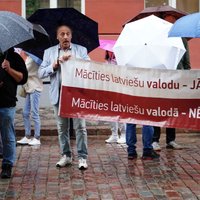 Foto: 'Asimilācijai nē!' protestē pret pāreju uz mācībām tikai latviski