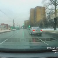 Video acīgajiem: Apjucis policijas busiņš un steidzīgs BMW – cik pārkāpumus vari saskatīt?