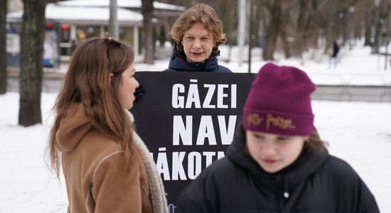 Foto: 'Gāzei nav nākotnes' – pret Skultes LNG termināli protestē 25 aktīvisti