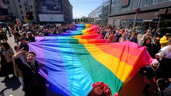 Tūkstošiem cilvēku dodas "Riga Pride" gājienā - 30