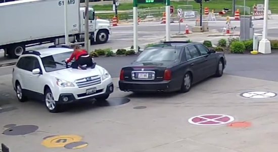 Video: Sieviete ASV benzīntankā uzlec savam auto, kurā tikko iekāpis zaglis