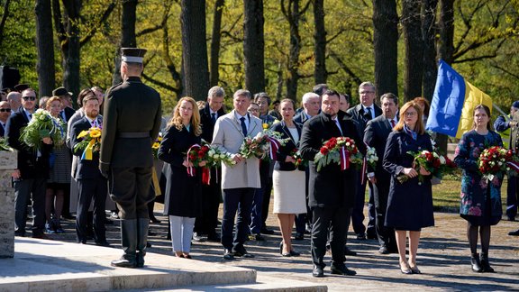 Amatpersonas Brāļu kapos godina Otrā pasaules kara upuru piemiņu - 1