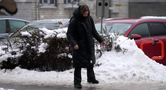 Чем растопить лед перед домом: очень быстрый и легкий способ