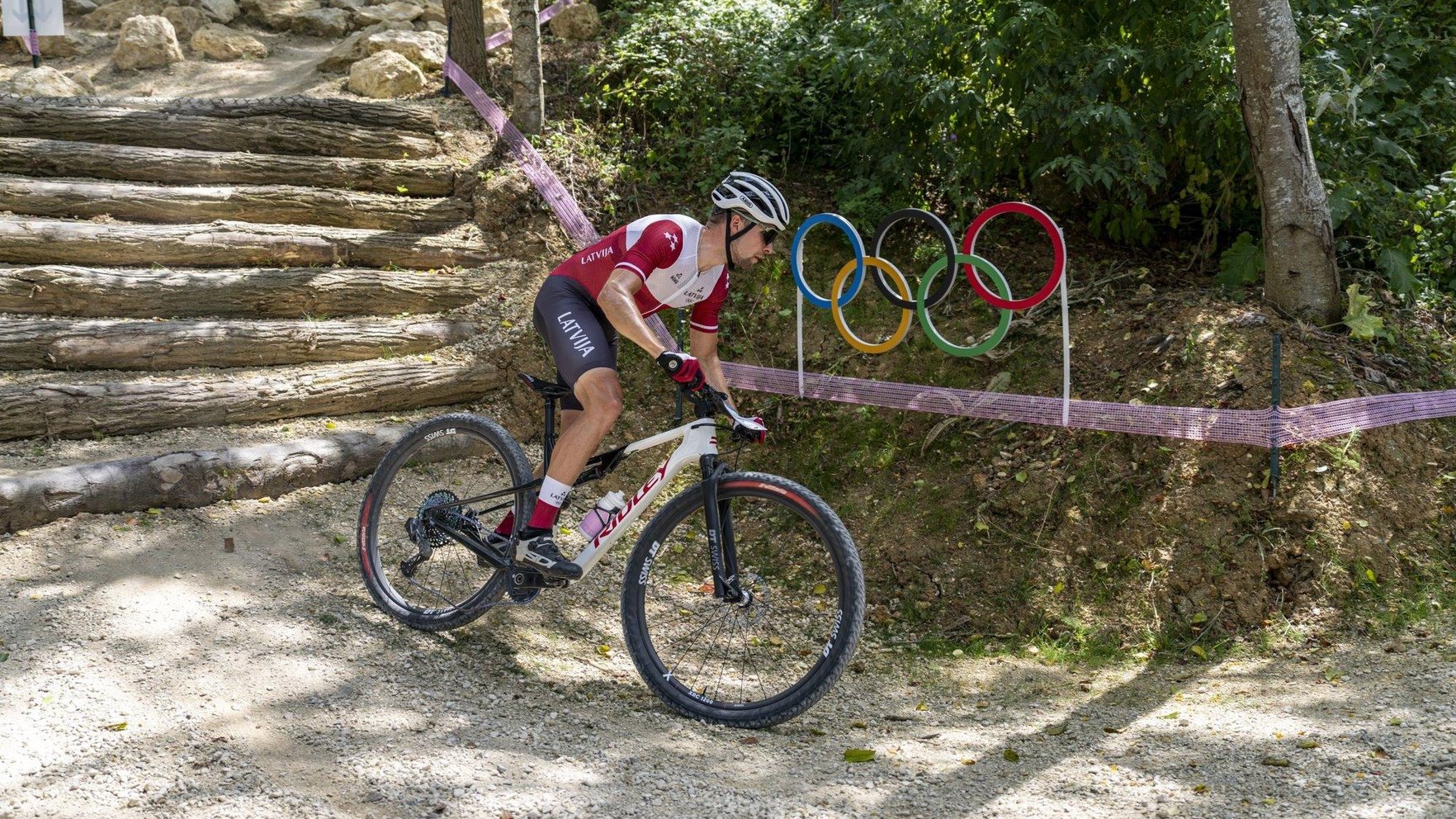 Blūms olimpiskajā debijā piedzīvo kritienu, bet finišē