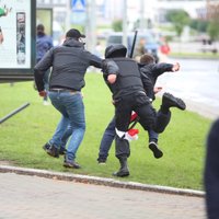Pēc 'Vienotības gājiena' Minskā sākusies demonstrantu aizturēšana