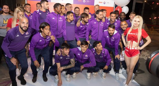 Foto: 'Fiorentina' 'iegriež ballīti' pirms spēles Rīgā