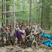 Volhovas purvos atrod 171 latviešu leģionāra mirstīgās atliekas