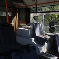 Doņeckā turpinās apšaudes; pēc šāviņa uzsprāgšanas autobusā iet bojā pasažiere