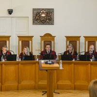 Снос советских памятников: двое судей Конституционного суда считают, что закон может противоречить Сатверсме