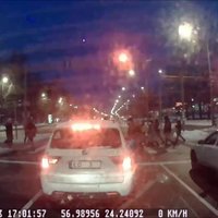 Video: Auto šķērso brauktuvi pie sarkanā luksofora signāla un biedē gājējus