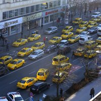 Prasot 'Uber' aizliegumu, Budapeštā taksometru vadītāji bloķē satiksmi