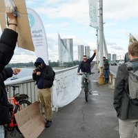 ФОТО. В Риге активисты провели пикет на Вантовом мосту: они требуют создать велополосу