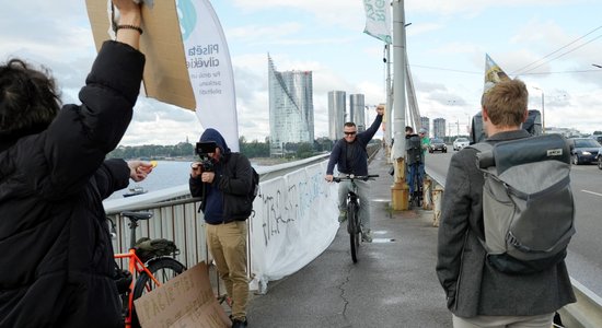 "Tu tiki līdz galam" – piketā pieprasa velojoslas uz Vanšu tilta