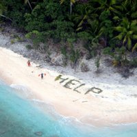 No vientuļas Klusā okeāna salas izglābj trīs vīriešus