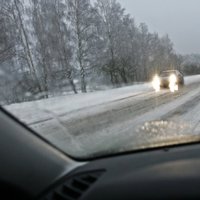 Sniegs un ledus apgrūtina braukšanu Kurzemē, Zemgalē un Latgalē