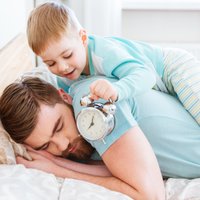 Bērna miega ieradumi: kāpēc mans mazais ceļas agri no rīta