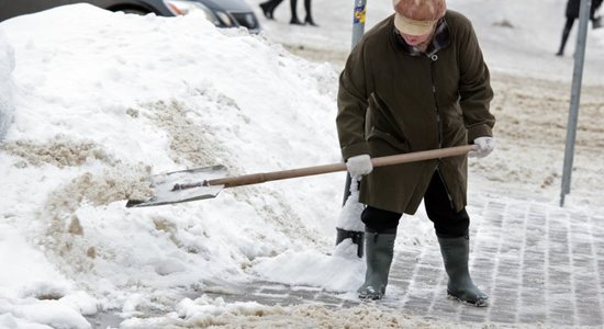 В Риге начинают раздавать бесплатный песок для обработки тротуаров