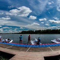 ФОТО: Впечатляющее зрелище - в Алуксне прошли гонки на катерах