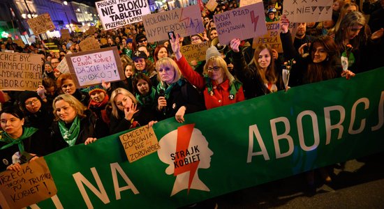 "Это все еще пытка". Смена власти не помогла польским женщинам в доступе к абортам