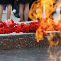 В Киеве освободили мужчин, жаривших яичницу на Вечном огне