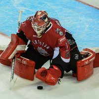 Latvijas hokeja izlases vārtus mačā pret Kanādu sargās Muštukovs