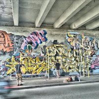 ФОТО: Новые граффити на маршруте 7 трамвая - украшает или портит вид?