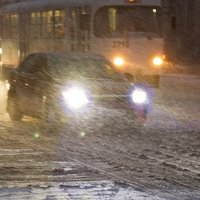 Rīgas šoferi stipras snigšanas laikā sabiedriskajā transportā varēs braukt par brīvu